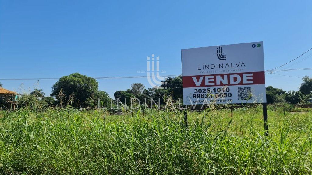 Amplo terreno com duas esquinas e 1642 m2, no Parque da Lagoa