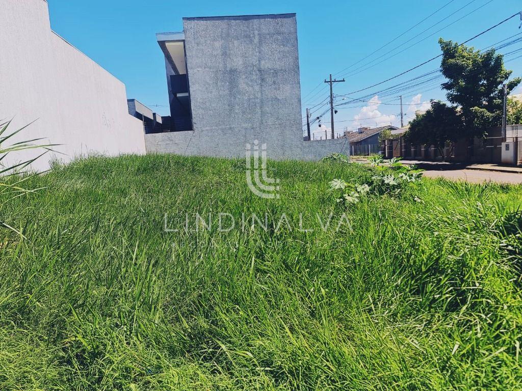 Terreno de esquina à venda no Jardim Ipê III com área de 348 m2