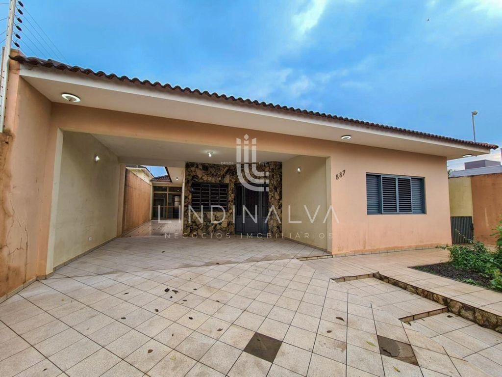 Casa com 3 dormitórios, área gourmet e piscina, no Jardim Lanc...