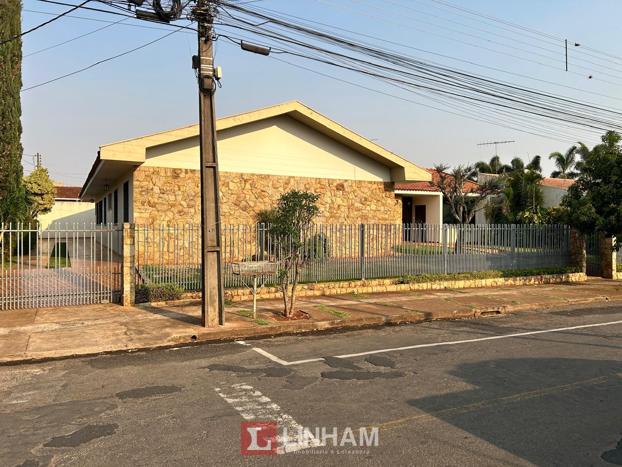 Casa disponível para venda no Centro de Arapongas 