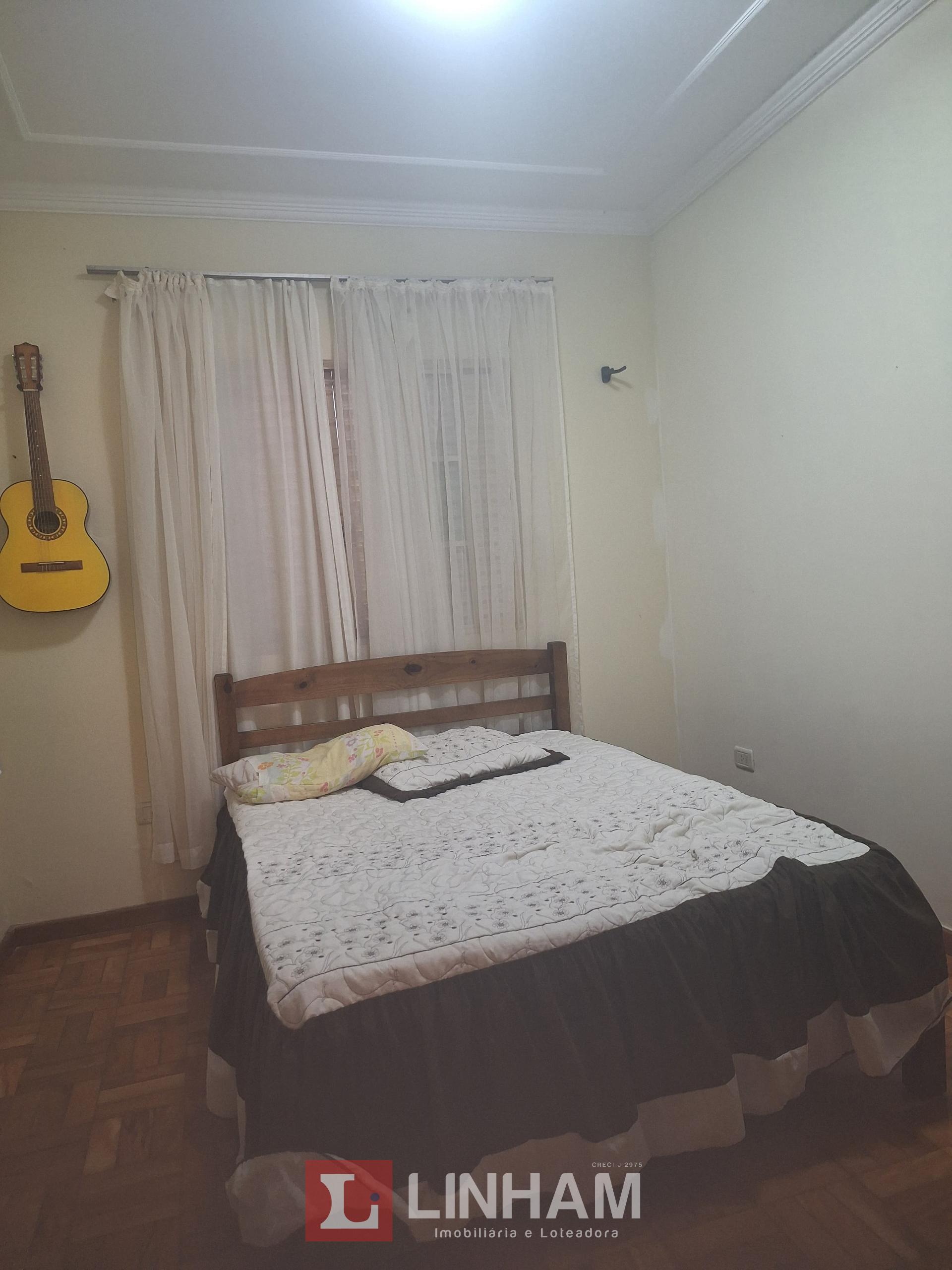 EM EXCELENTE LOCALIZA??O  CASA COM 4 QUARTOS   1 SUITE - ED?CU...