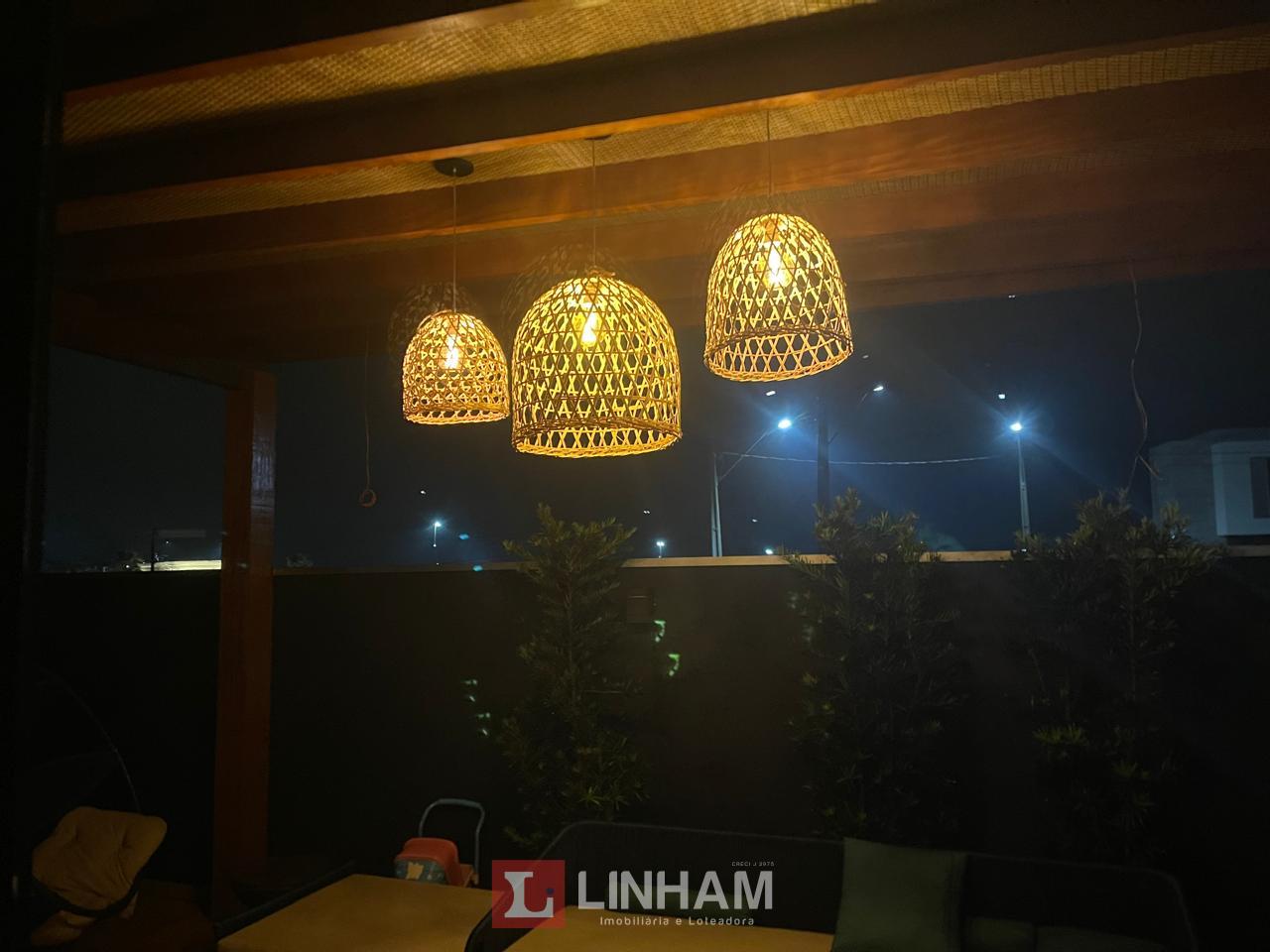 LINDA CASA EM PARTE PRIVILEGIADA DO CONDOMINIO