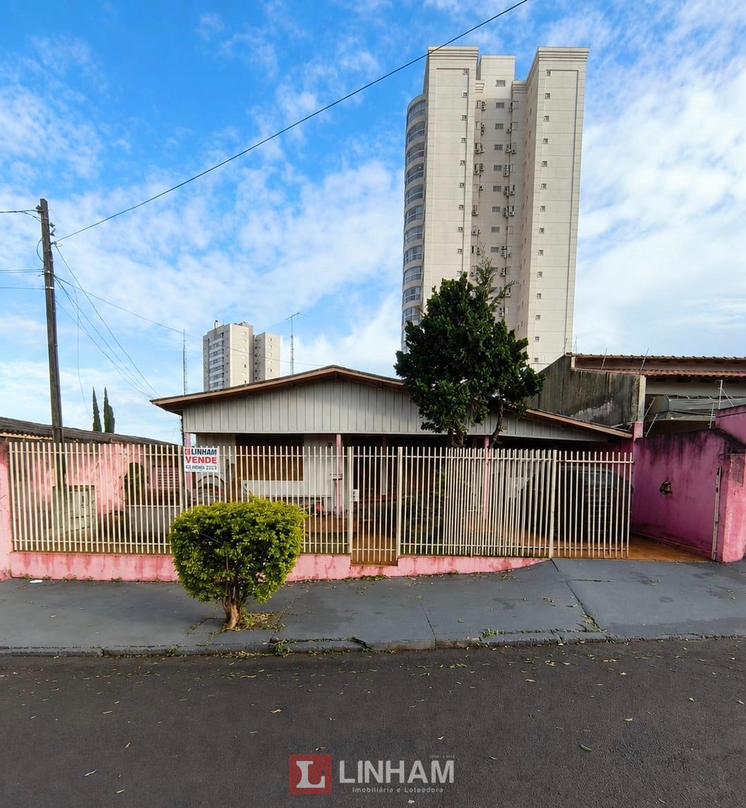 CASA À VENDA NO CENTRO DA CIDADE APENAS 2 QUADRAS DA AVENIDA