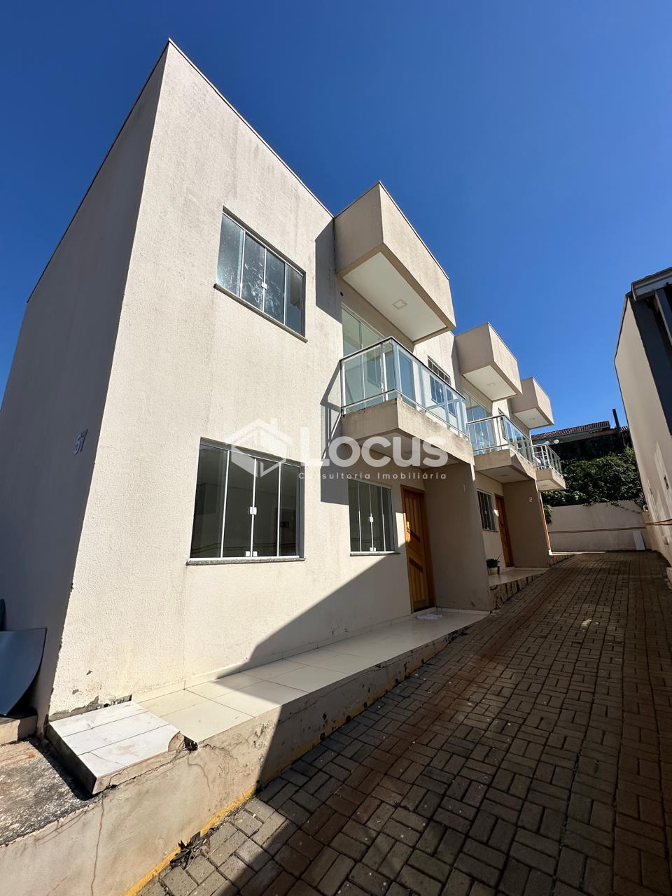 SOBRADO EM CONDOMINIO, LOCALIZADO NO LOTEAMENTO  BANDEIRA, MAR...