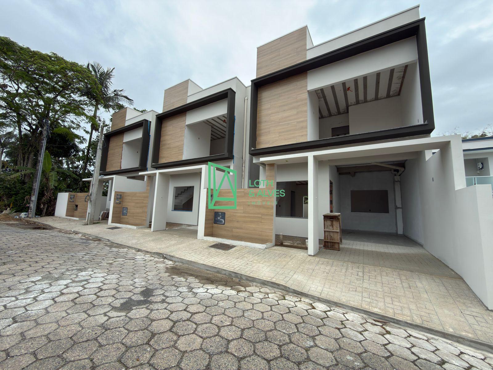 Sobrado à venda, com 03 dormitórios, Praia de Armação do Itapo...