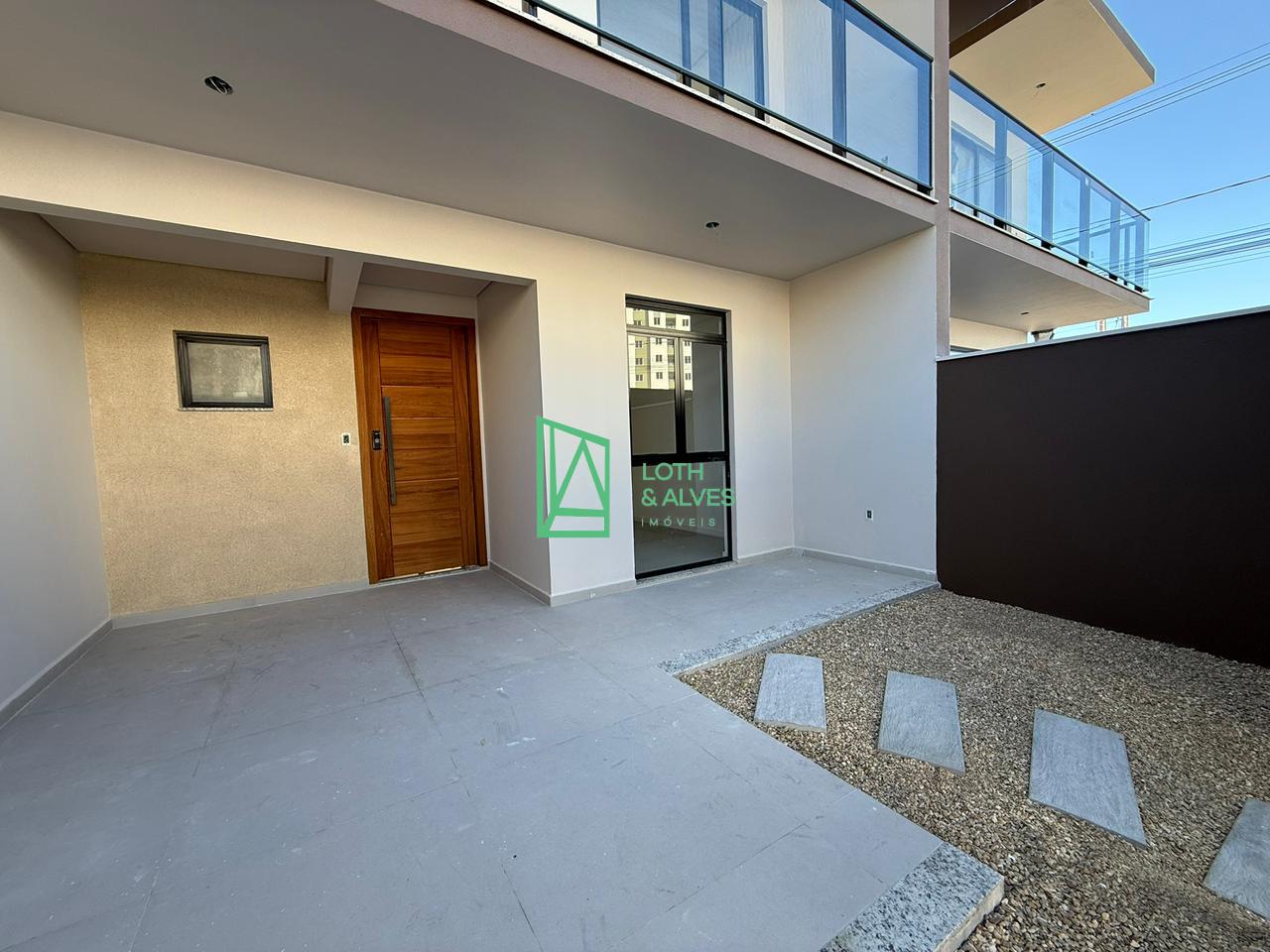 SOBRADO EM PENHA - SC, 01 SUITE COM SACADA, 02 DORMITÓRIOS, LI...