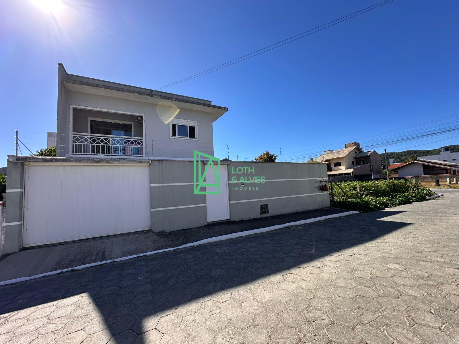 CASA A VENDA, COM DOIS PAVIMENTOS, 03 DORMIT?RIOS SENDO 01 SU?...