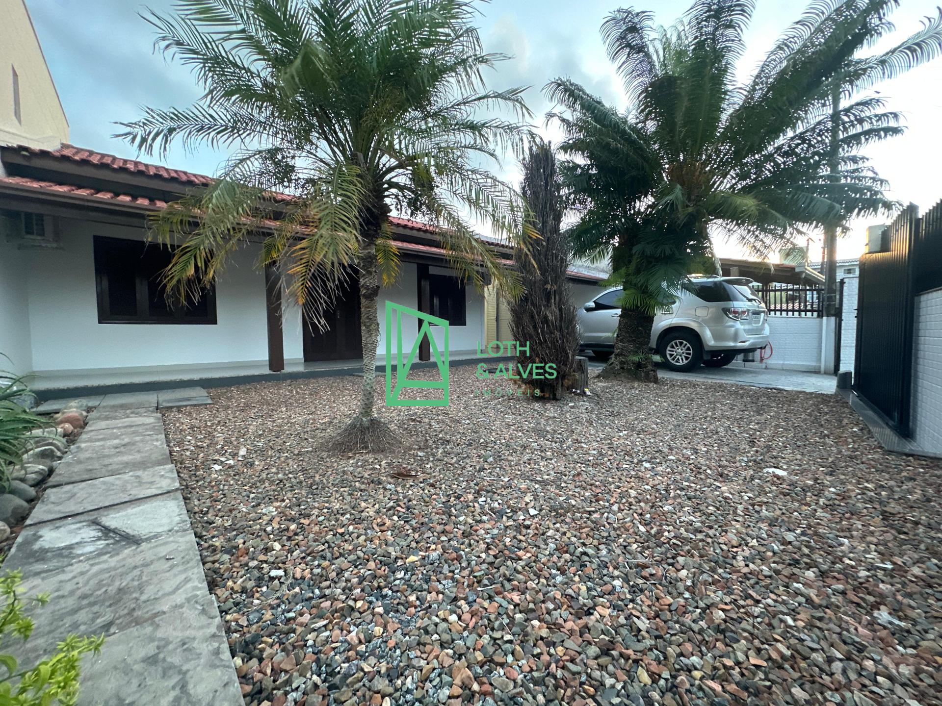 Casa à venda, a 290 metros da praia no Centro, NAVEGANTES - SC,