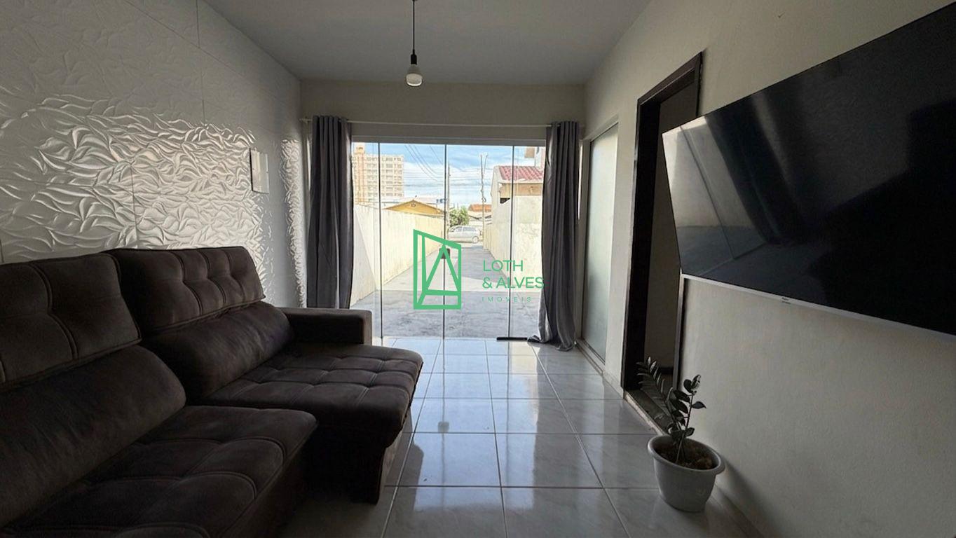 Casa de 75m, 2 dormit?rios, entrada privativa e garagem, Grava...