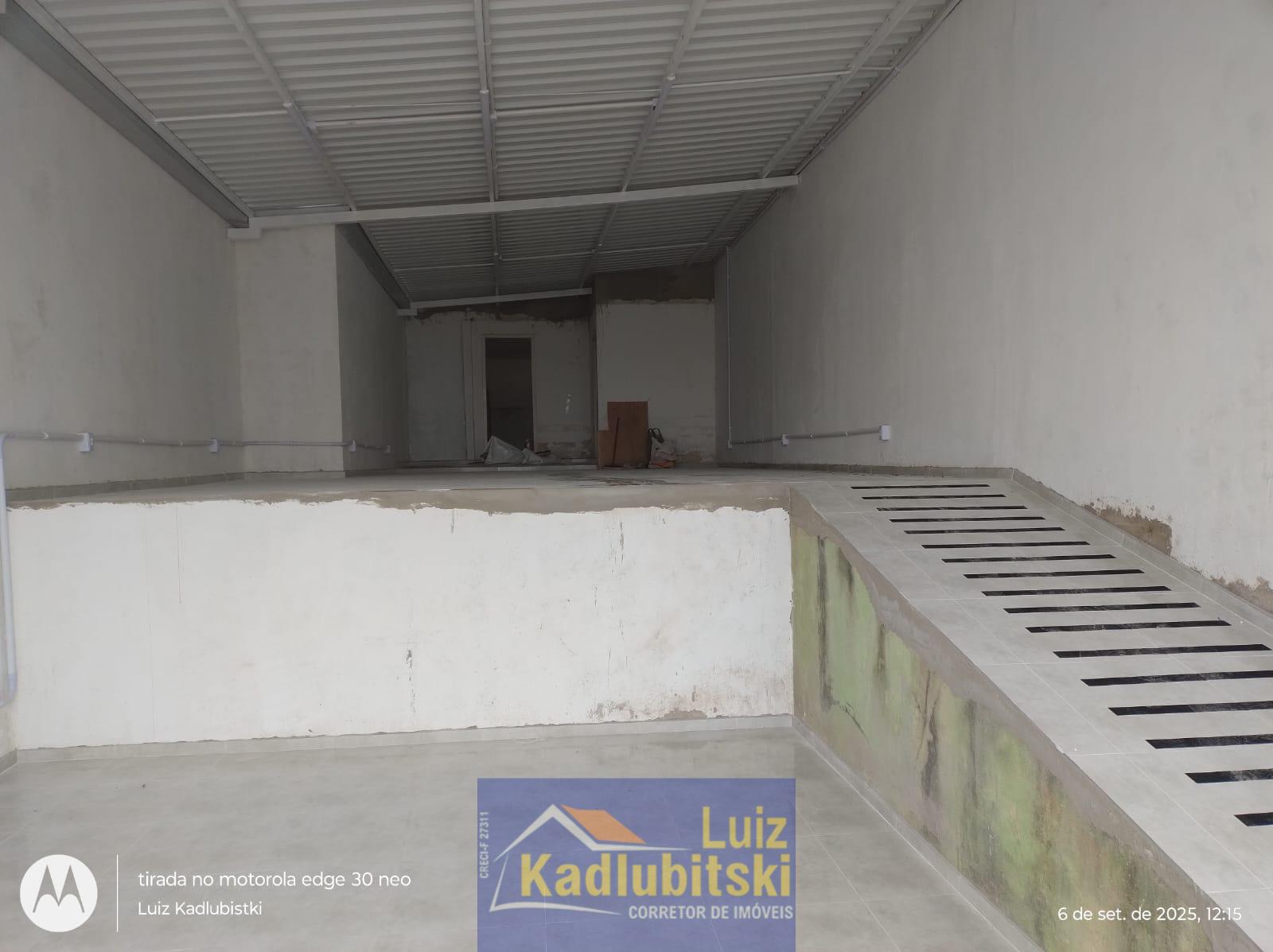 Sala comercial para locação, medindo 120m , localizada na área central.