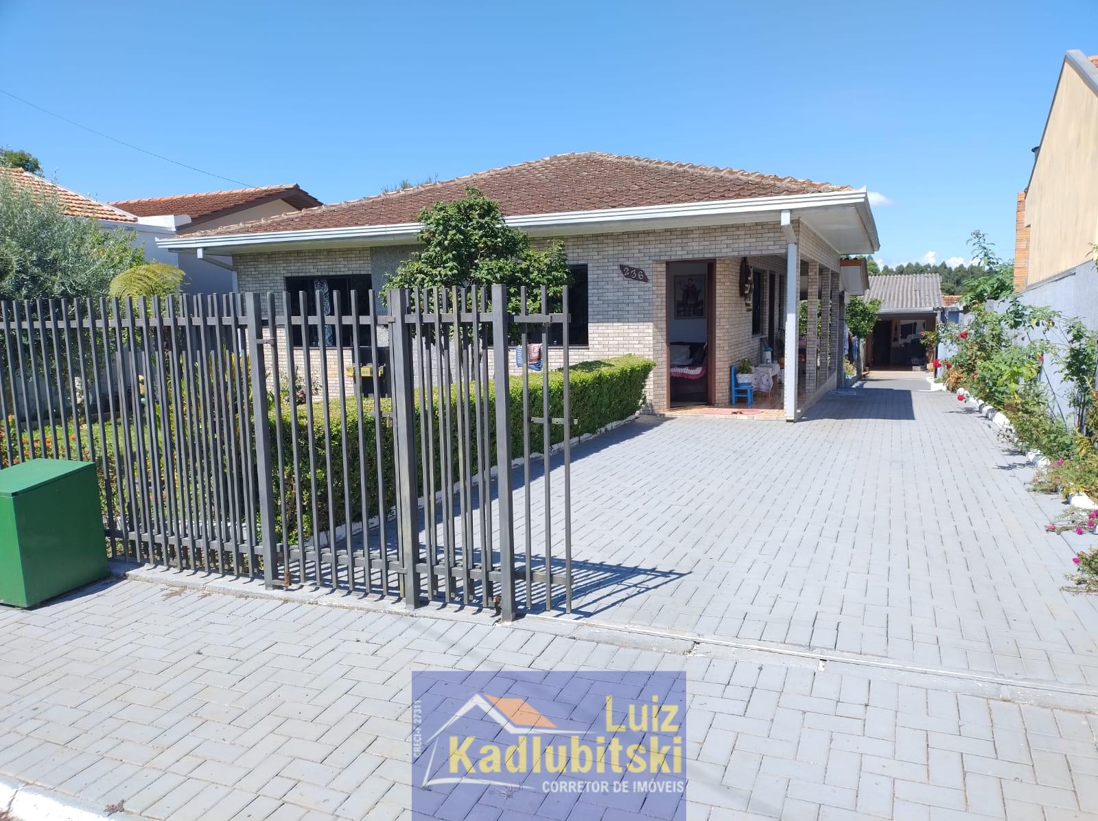 Casa em alvenaria, sendo duas casas no mesmo lote na Vila das flores.