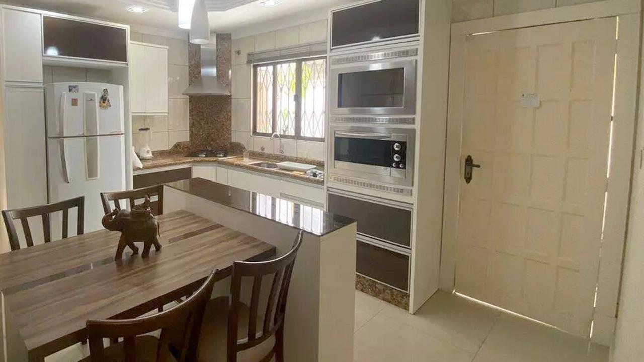 Casa térrea com 2 suítes, espaço gourmet e excelente localizaç...