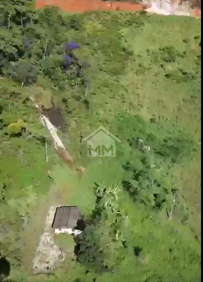 Área de 21.000m2, com fonte de água, localizado no entorno do Parque Estadual de Pedra Azul
