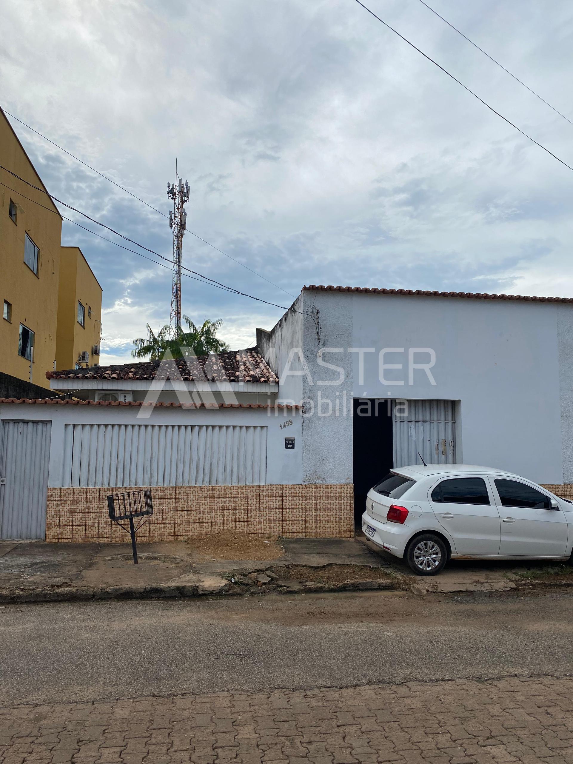 Casa ? Venda na Av. Castelo Branco com 3 Quartos e Quintal, Ba...