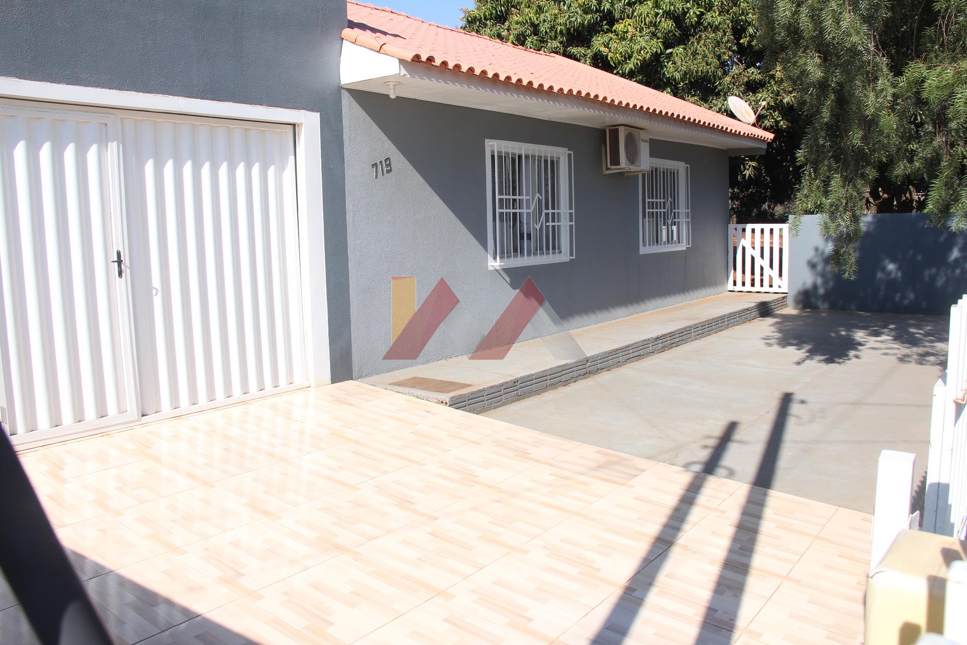 Casa em terreno amplo, de 2.242,00m , C?u Azul PR.