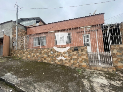 Casa à venda em Barbacena com 4 dormitórios no bairro Grogotó