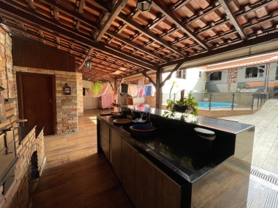 Casa à venda em Barbacena-MG com garagem e 3 dormitórios no Ce...