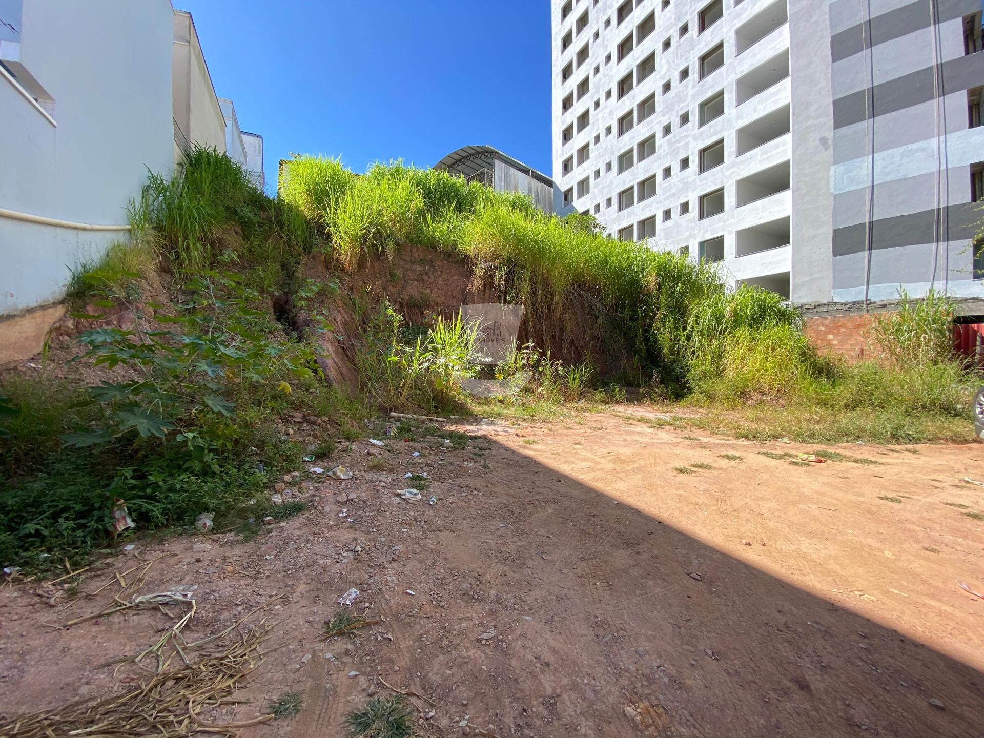 Lote à venda com 653m  no Centro da cidade em Barbacena - MG