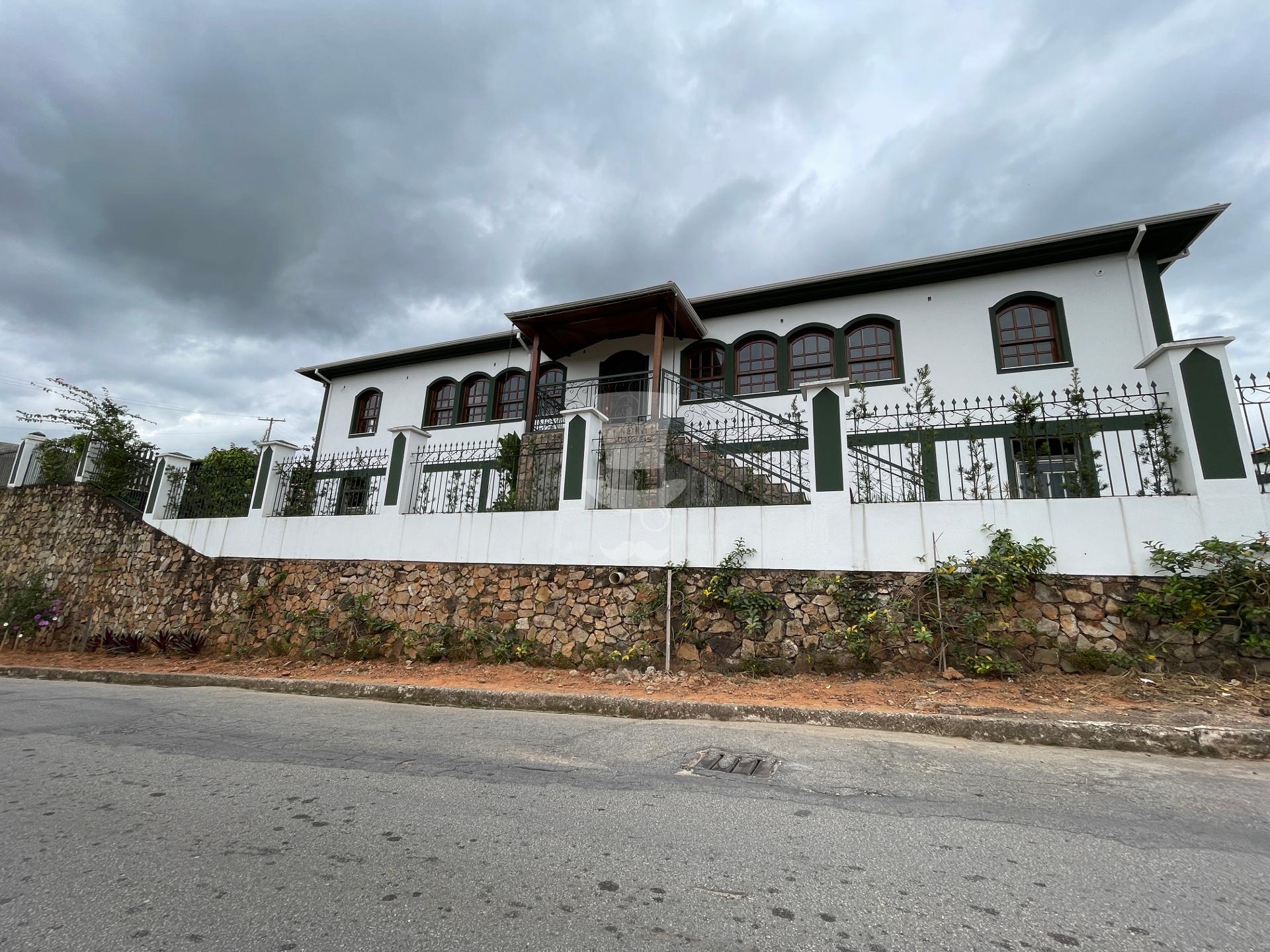Casa à venda com 4 quartos, sendo 1 suíte no Centro em Alfredo...