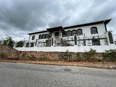 Casa à venda com 4 quartos, sendo 1 suíte no Centro em Alfredo...