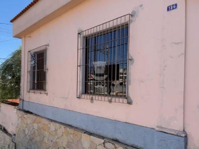 Casa à venda em Barbacena, com 4 dormitórios, no Centro.