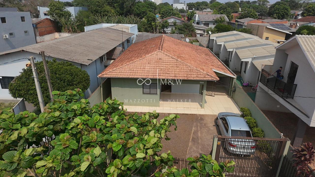 CASA À VENDA, AMPLO TERRENO, À POUCOS PASSOS DA AVENIDA BRASIL