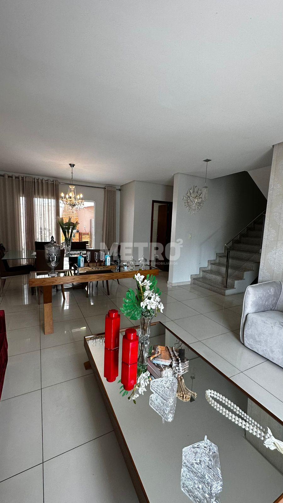 Casa à venda com 4 quartos, 165m² - Foto 1