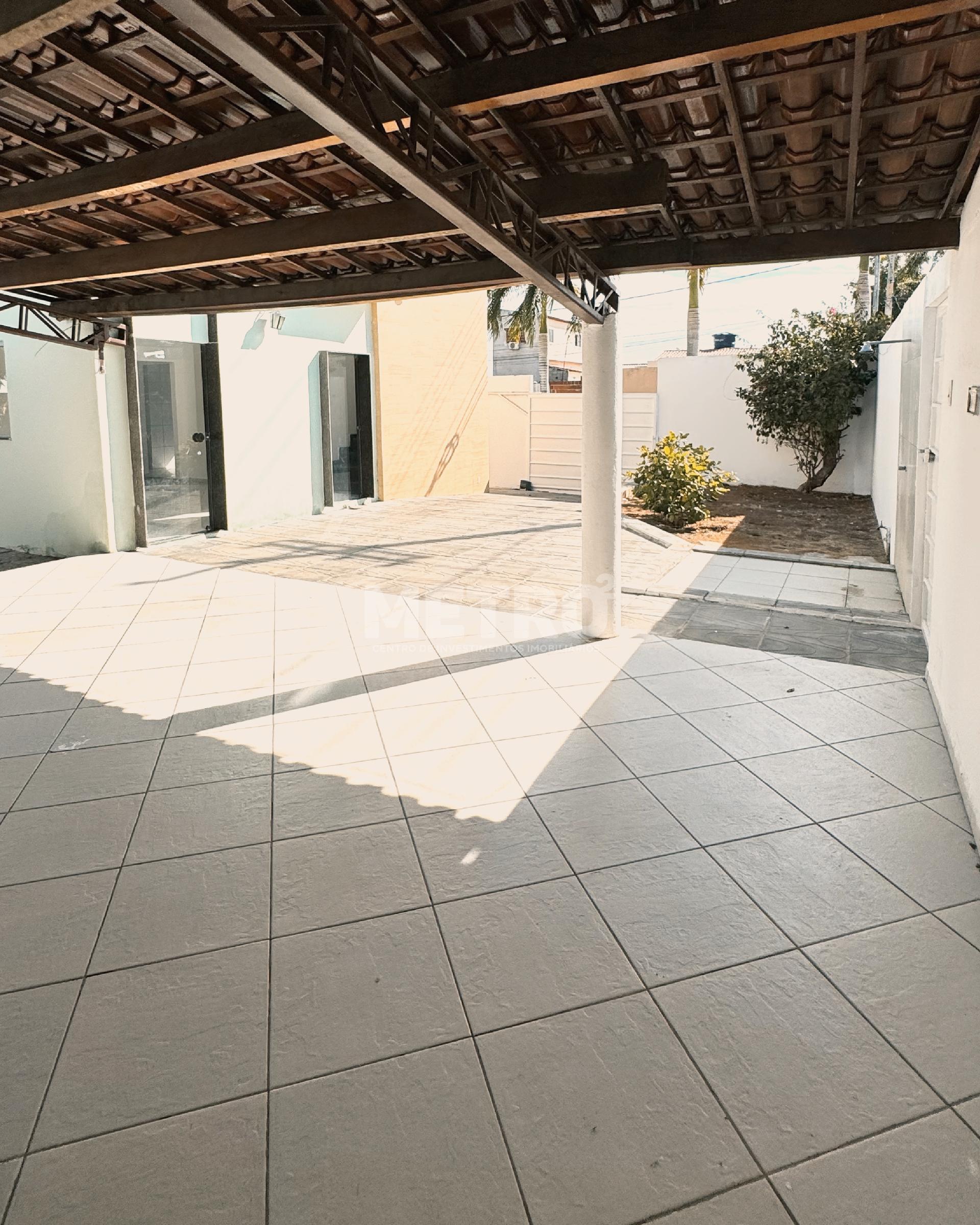 Casa 3 quartos, sendo dois suítes, Área gourmet com churrasqueira