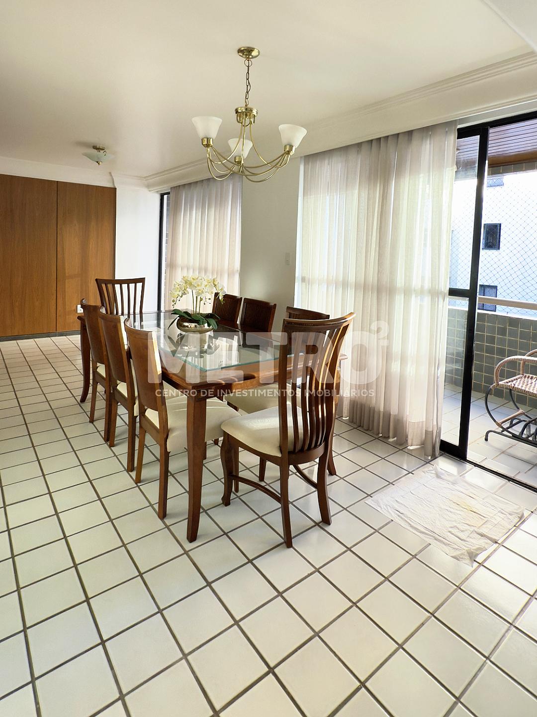 Apartamento à venda no Edf. Flamboyant com 3 quartos, PETROLIN...