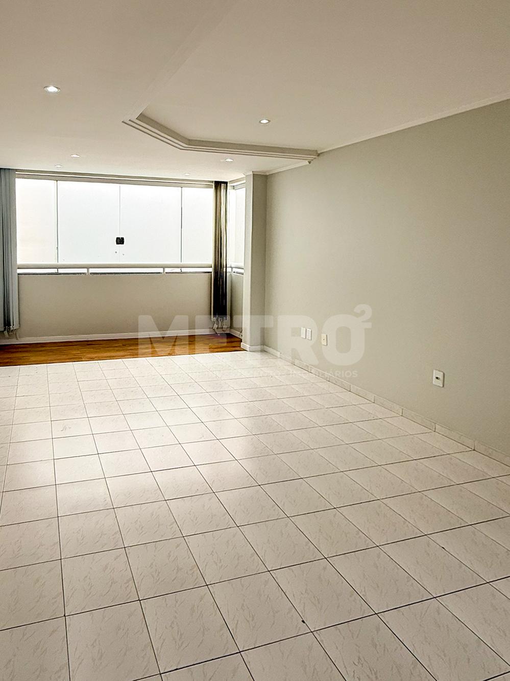 Apartamento à venda no Edf. Santa Maria com 3 quartos, Petroli...