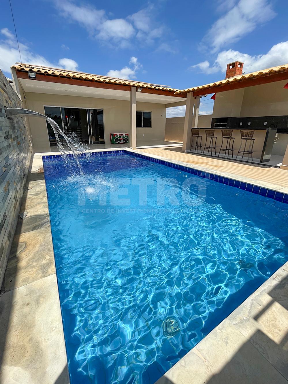 Casa à venda em Condomínio com 2 suítes, piscina, porteira fec...