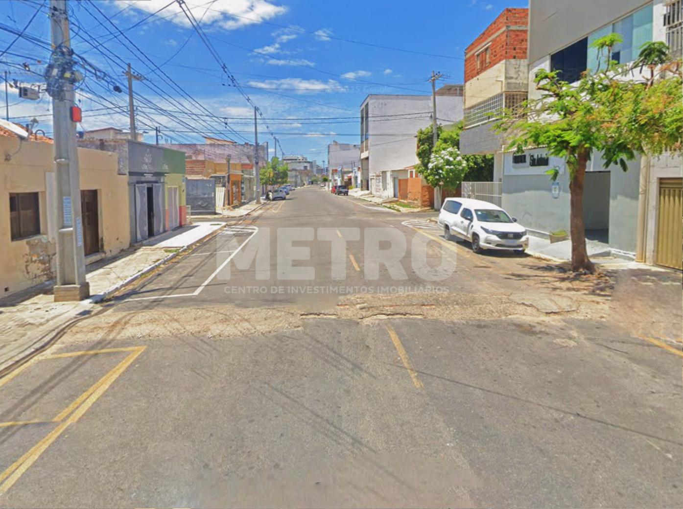Terreno à venda no Centro de Petrolina, 12,8x27,5m, 352m²