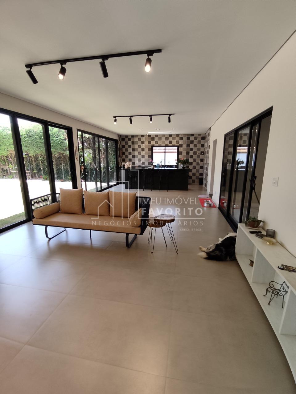 Vende-se casa t?rrea de 4 quartos com 4 su?tes no cond. Parque...