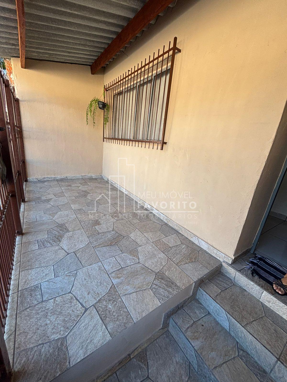 Oportunidade  Casa com quintal grande e 2 dorms no Santa Gertr...