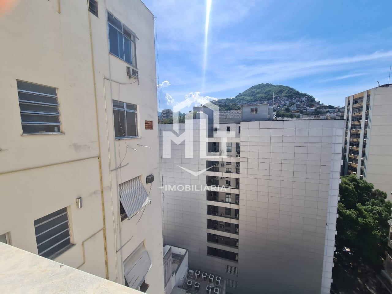 Encantador apartamento quarto e sala de 37m , à menos de 5 minutos do Largo do Machado.