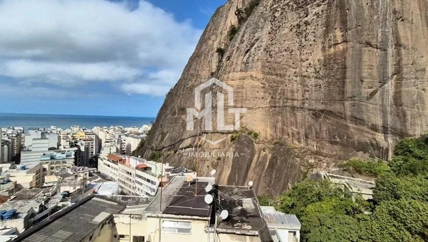 Apartamento localizado no ponto mais alto da rua Gastão Bahiana com vista indevassável
