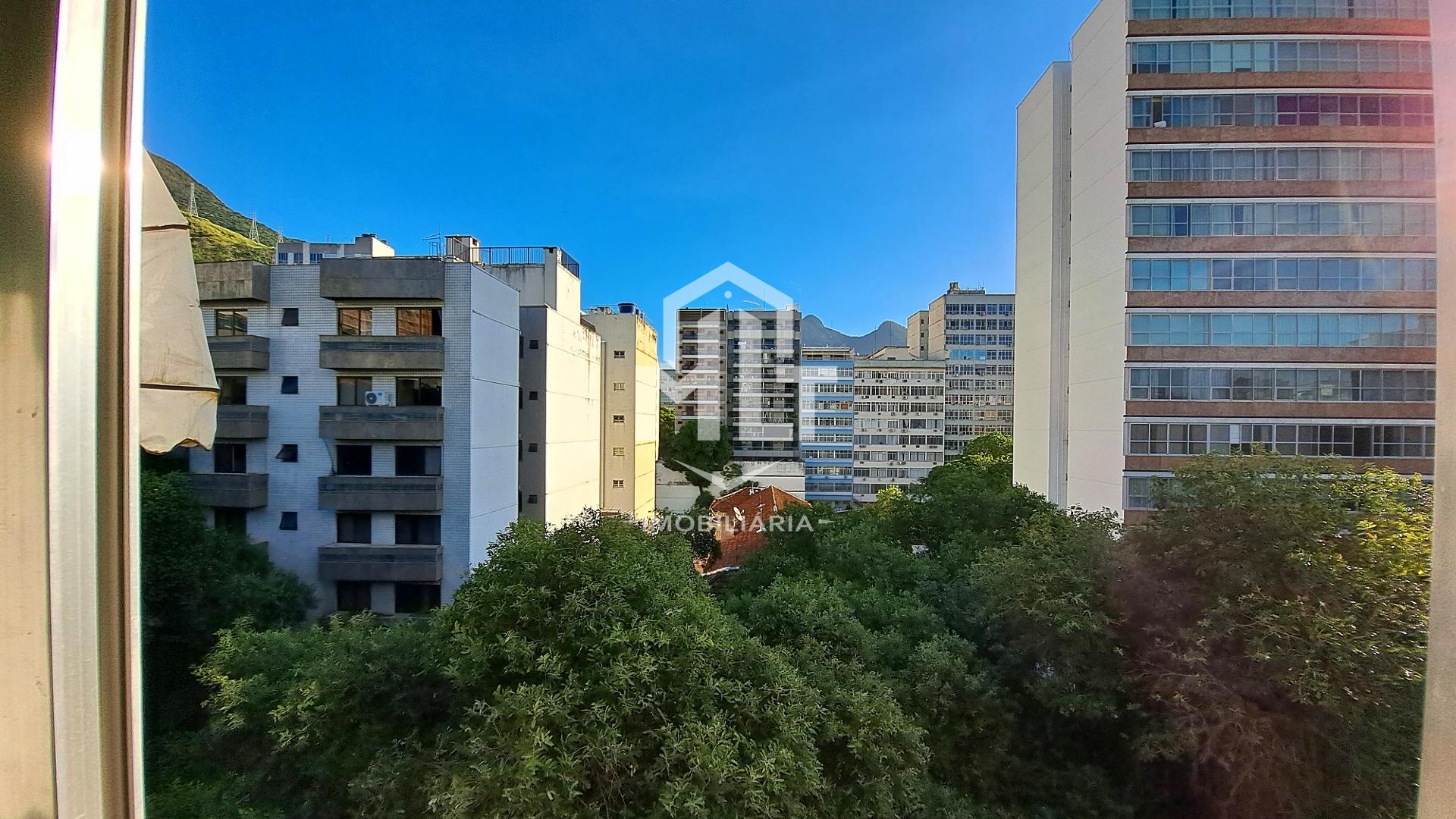 Venha aproveitar esse belo apartamento, com vista livre e andar alto. Na área Nobre da Tijuca.