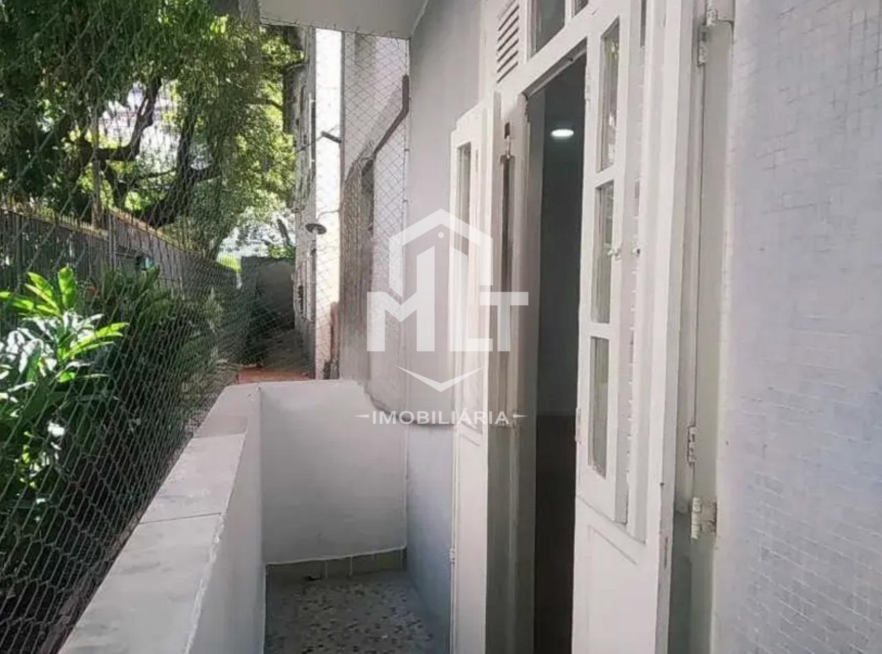 Apartamento amplo, 3 quartos, dependência completa e vaga.