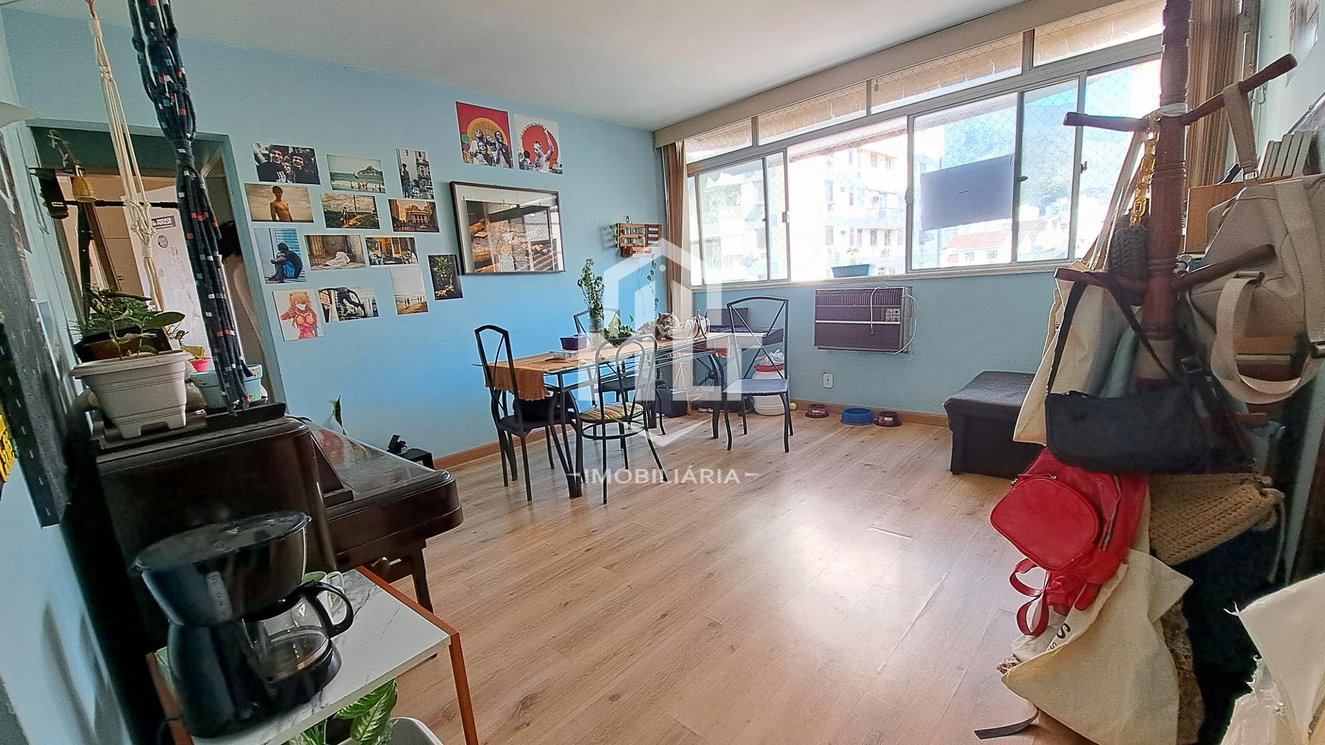 Apartamento sala, 2 quartos, com vaga de garagem. Colado na Praça Saens Pena.