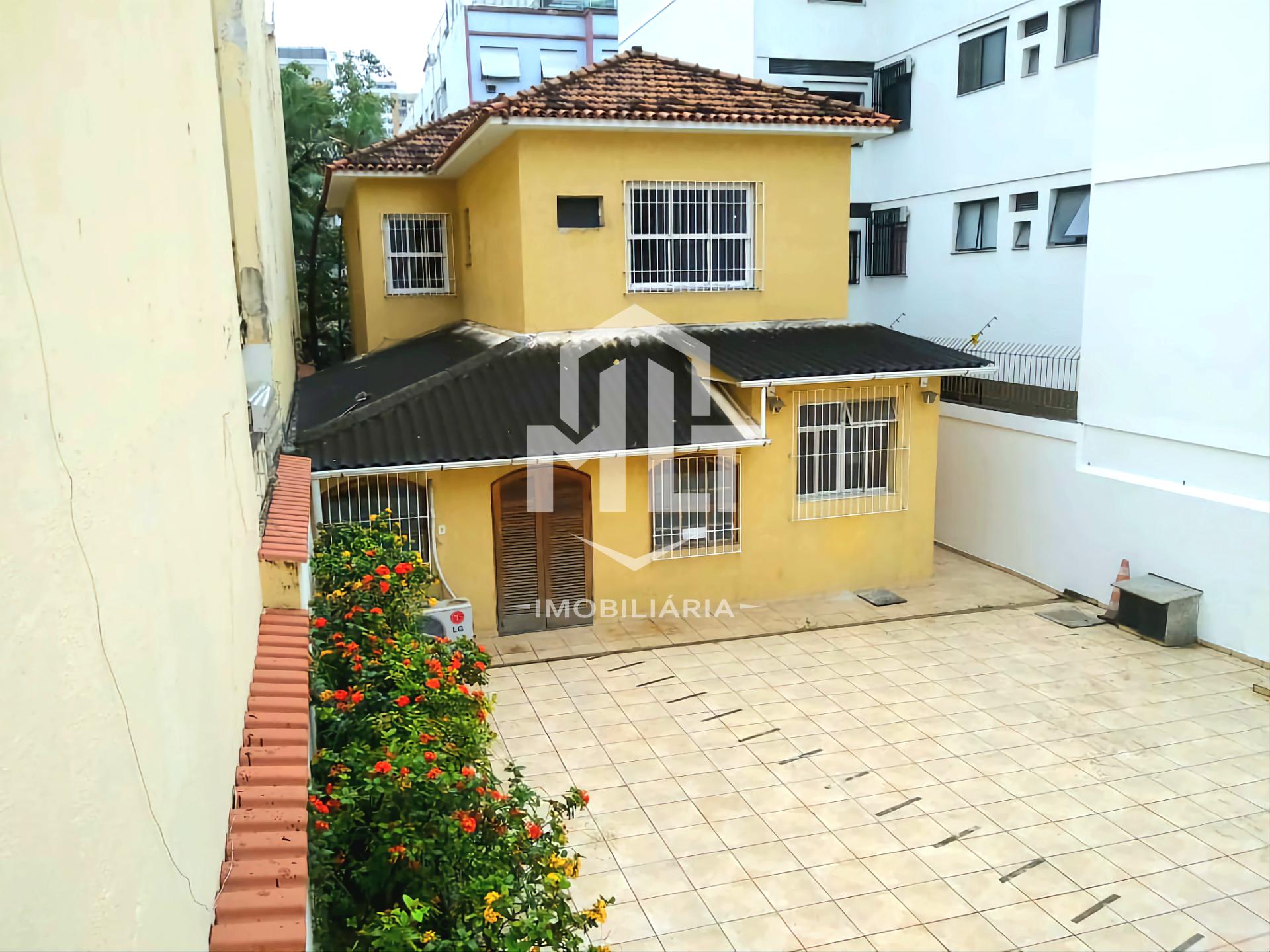 Casa duplex, 3 salões, 4 quartos sendo 1 suíte, localizado no Maracanã.
