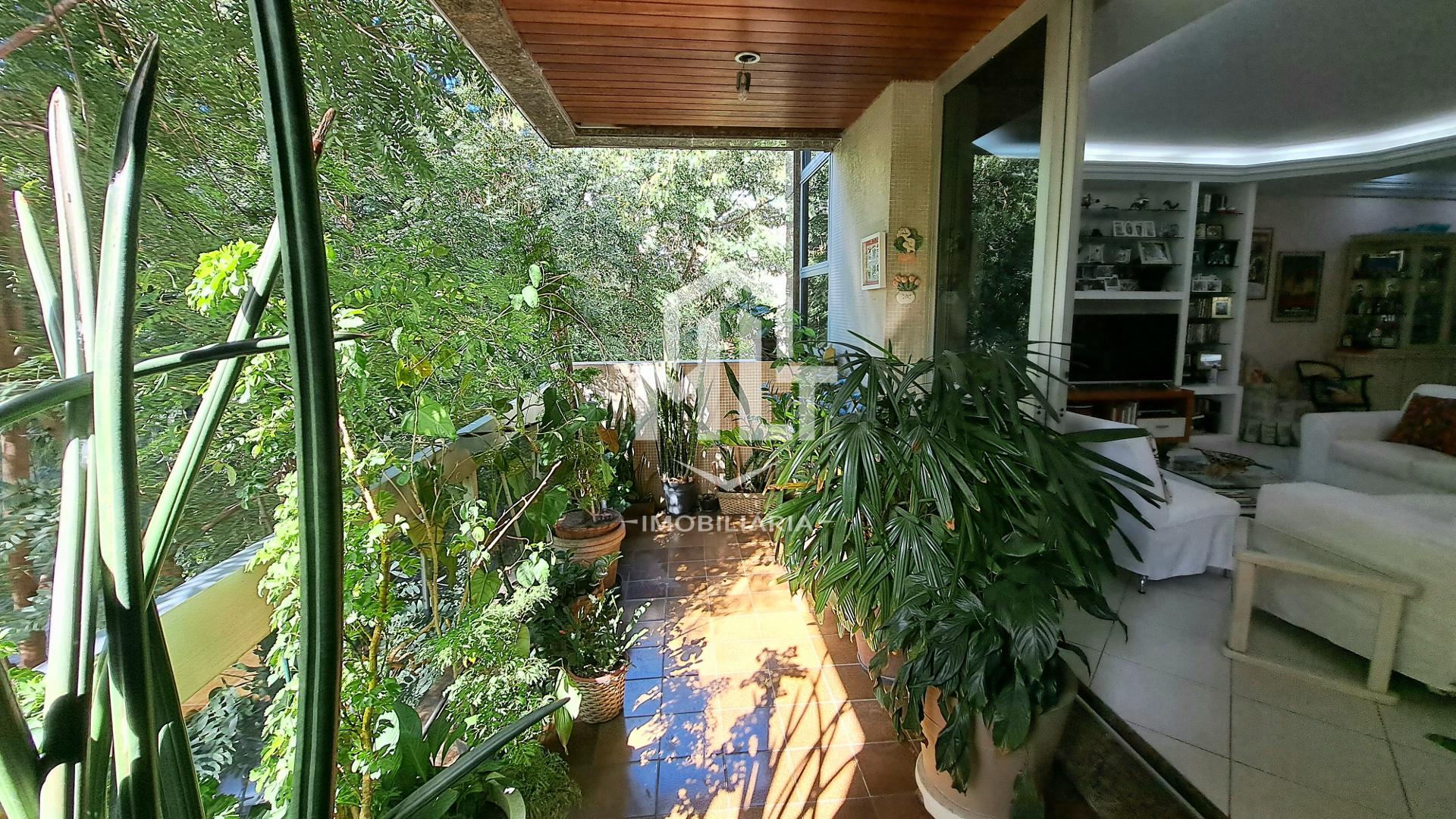 Apartamento com 2 varandas, ampla sala em 3 ambientes, 4 quartos sendo 2 suítes.