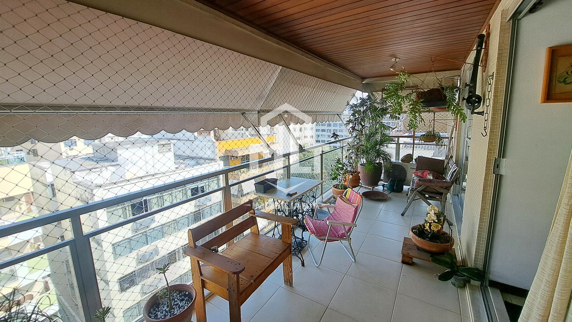 MLT Imobiliária Vende - Apartamento com varandão na Rua Guaxupé