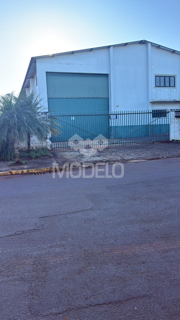BARRACÃO A à venda COM 587m  EM UM TERRENO COM 913,75m 