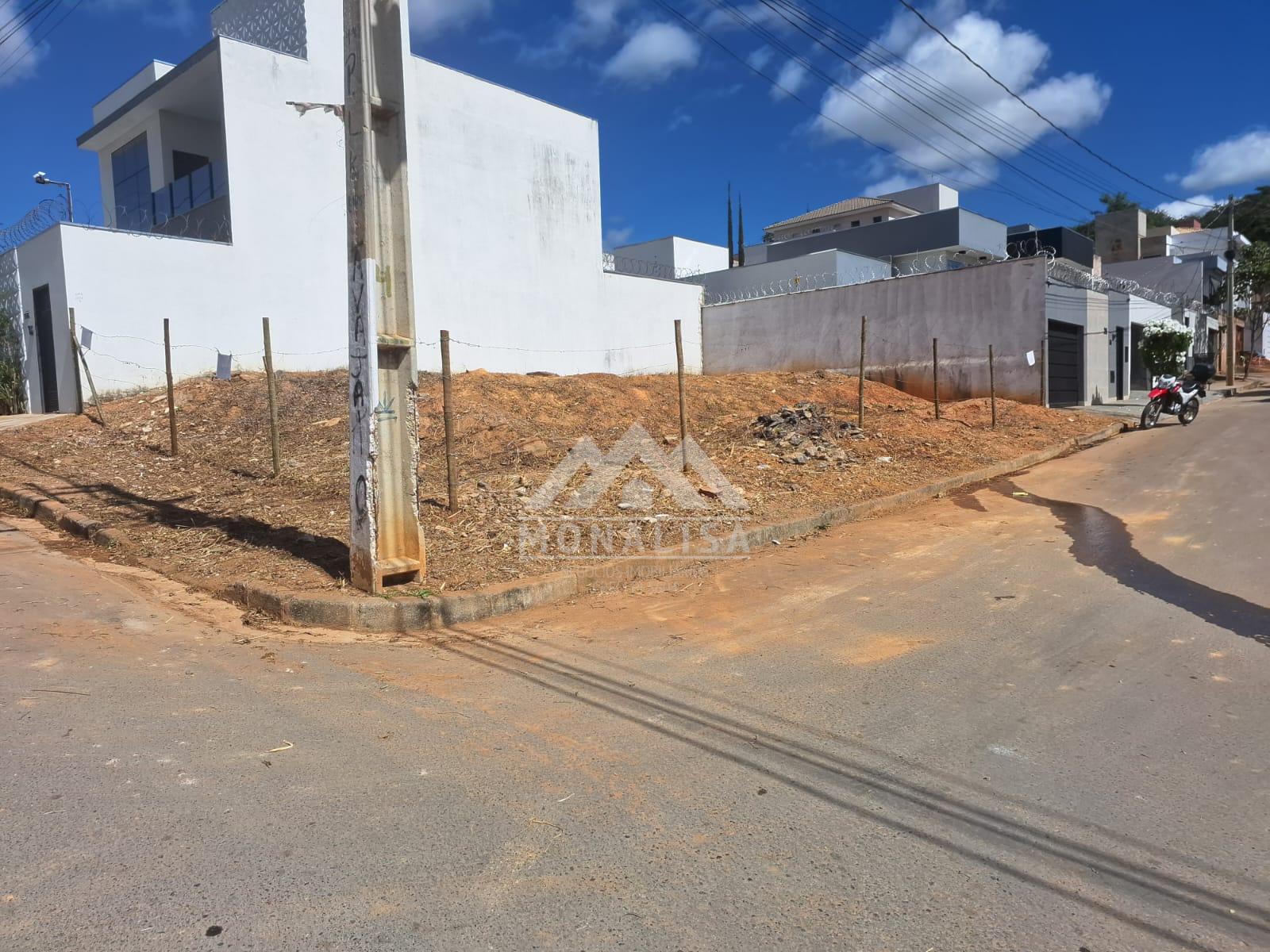 Lote de Esquina a Venda no Bairro Vila Nova