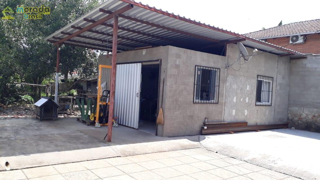 Casa + salas comercias com excelente espaço de fundos.