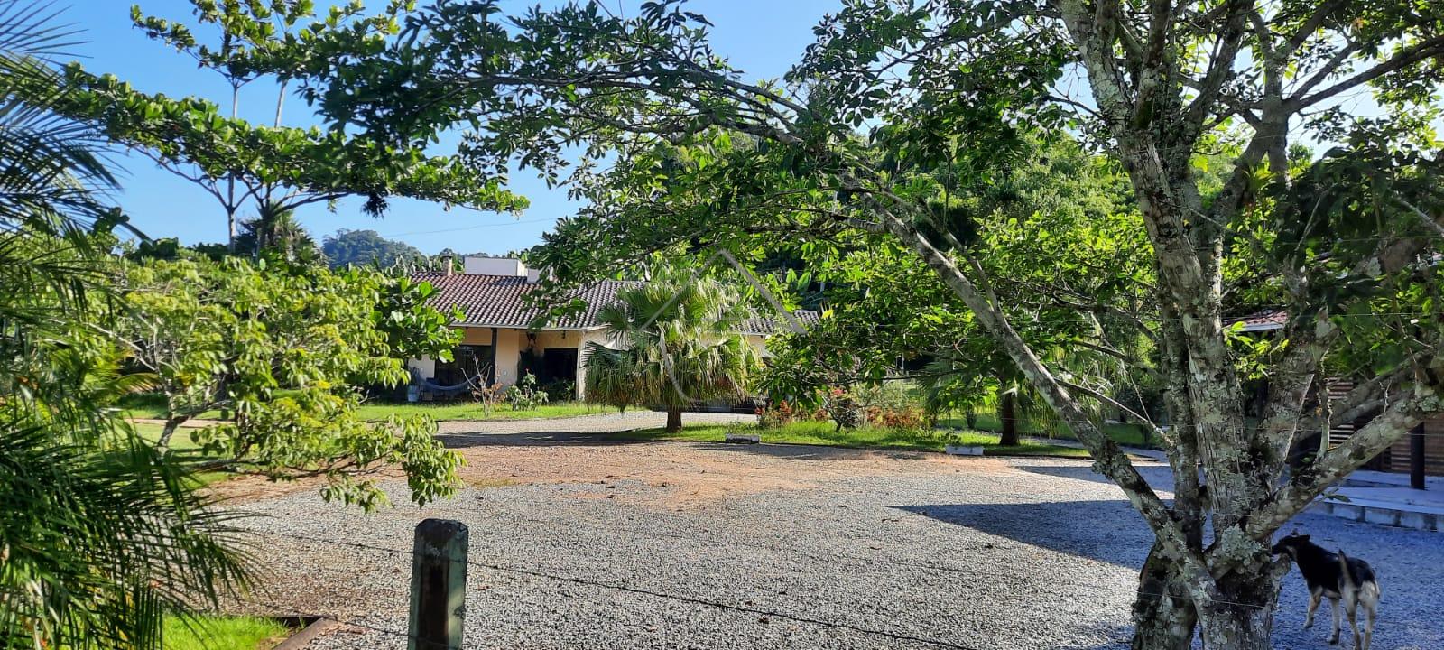 Chácara do Filé, com casa, área de festa, lagoa.