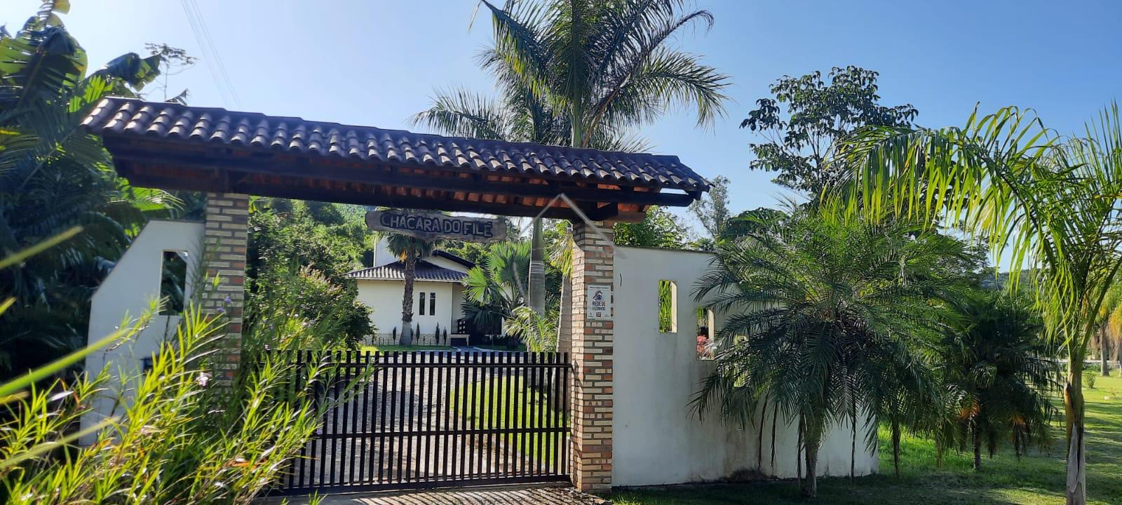 Chácara do Filé, com casa, área de festa, lagoa.