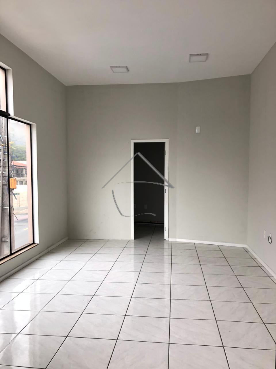 Sala comercial disponível para locação.