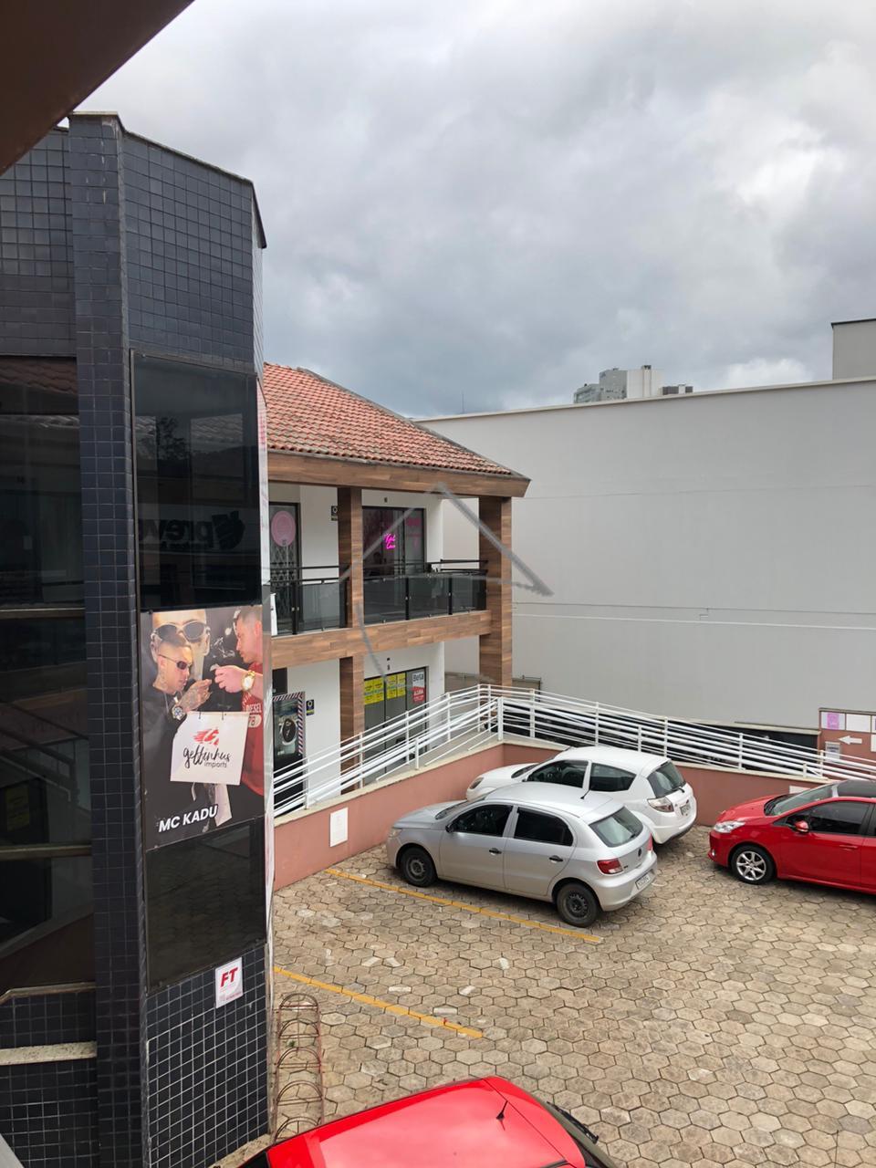 Sala comercial disponível para locação.