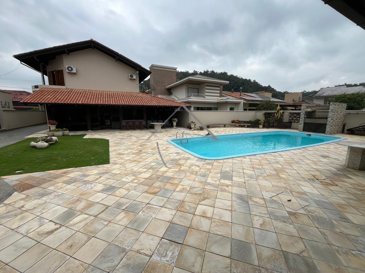 Casa mobiliada e equipada disponível para locação, bairro Barr...